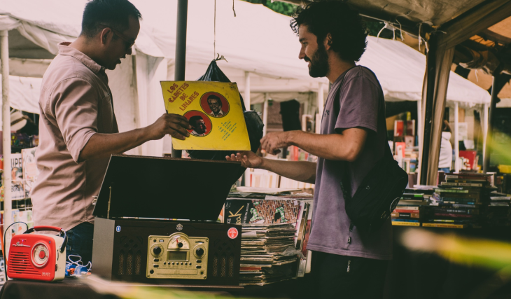 Seltene Schallplatten, maßgeschneiderte Mode und Pop-up-Streetfood: Entdecke diesen kreativen Markt dieses Wochenende für 7,50 €
