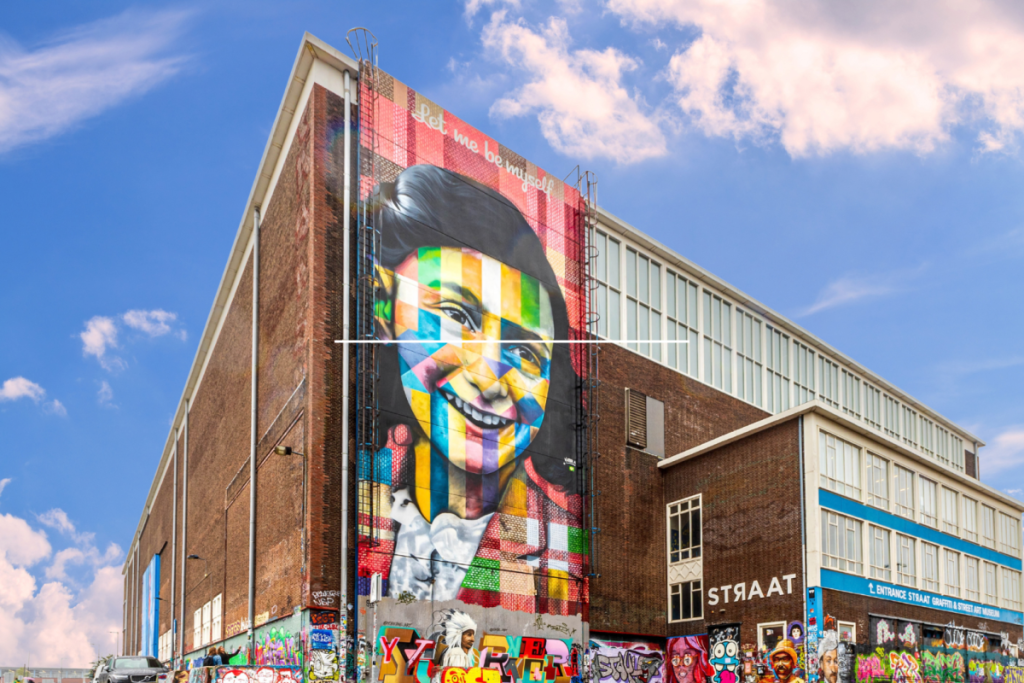 Das ikonische, farbenfrohe Wandgemälde von Anne Frank an der Fassade des STRAAT-Museums bei der NDSM-Werft.