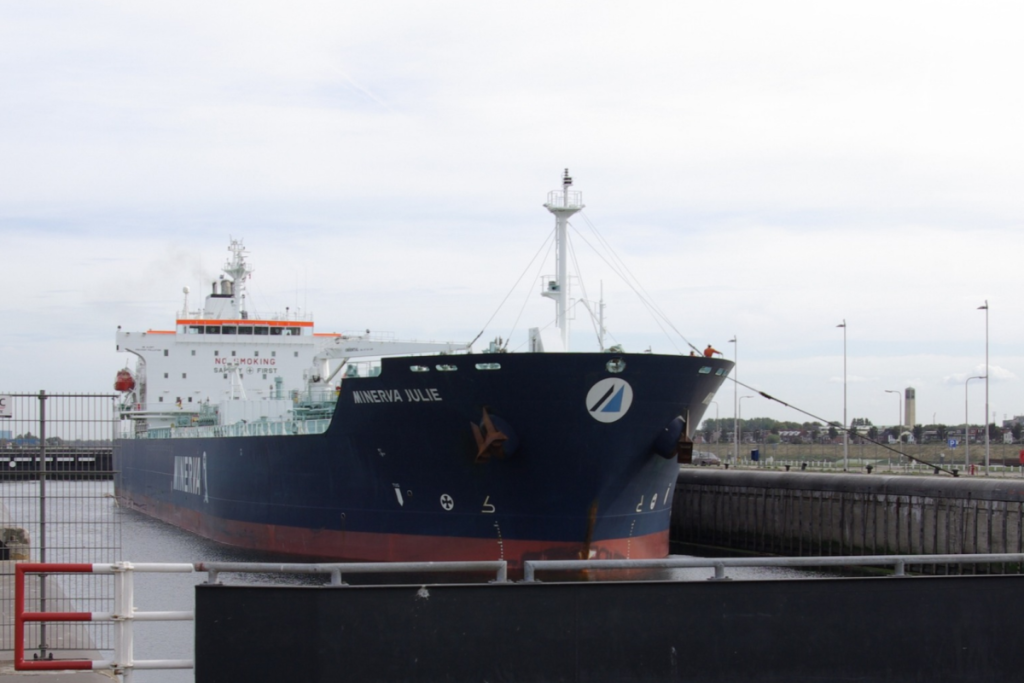 Ein großer Tanker namens „Minerva Julie“, der durch die schmale Noordersluis in IJmuiden fährt.