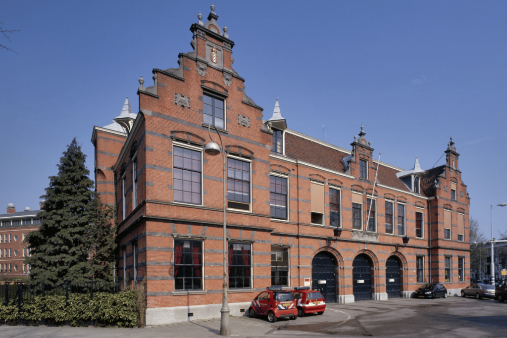 Historische rote Backsteinfassade der Feuerwache Dirk mit Treppengiebeln in der Nähe des Museumplein in Amsterdam