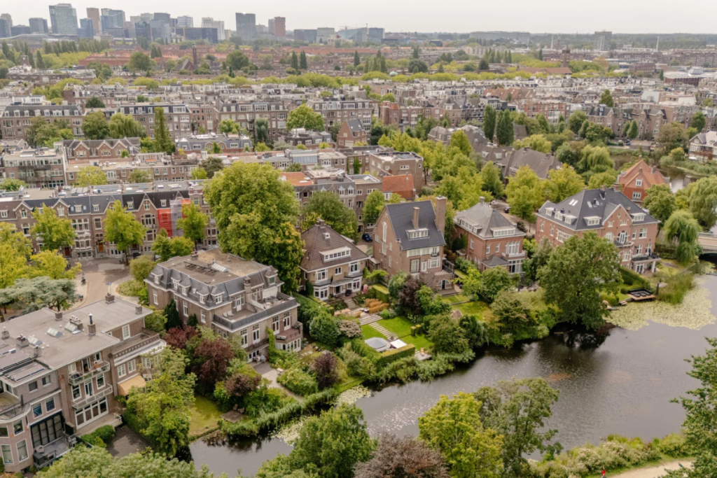 Luftaufnahme der freistehenden Villa an der Oranje Nassaulaan, direkt am Wasser des Vondelparks in Amsterdam Oud-Zuid gelegen.