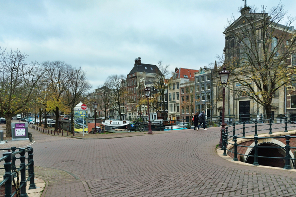Historische Brücke und Grachtenhäuser im Zentrum von Amsterdam.