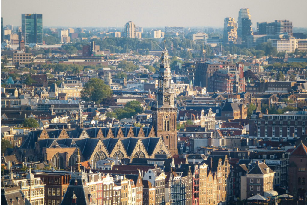 Luftaufnahme des historischen Stadtzentrums und der Dächer von Amsterdam.