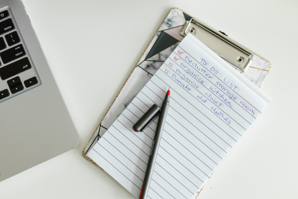 Laptop und Checkliste mit rotem Stift