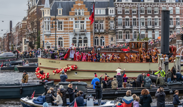 Amsterdam gibt die Route für den Sinterklaas-Umzug 2026 bekannt: An diesen Orten musst du sein