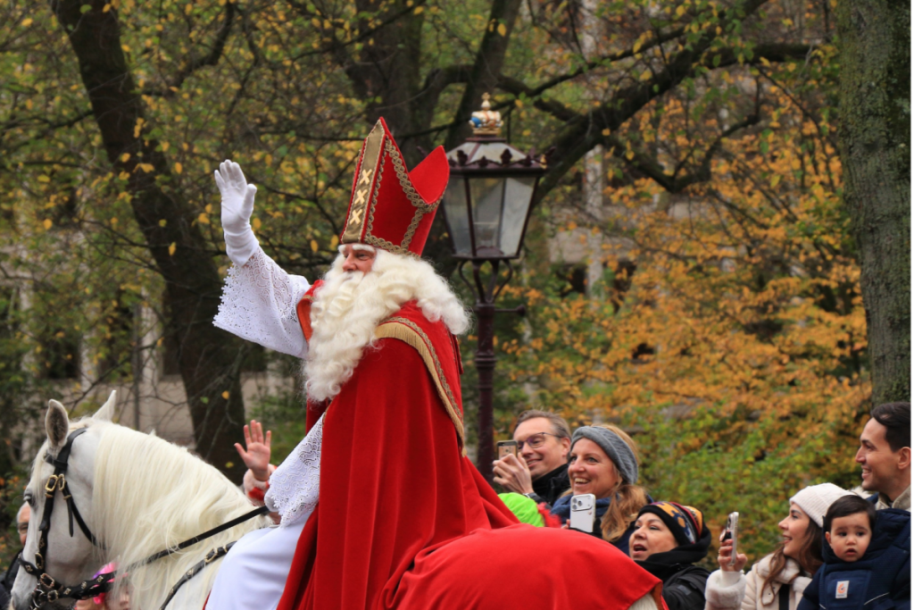 winkt der Nikolaus während der festlichen Landparade durch die Stadt vom Rücken seines weißen Pferdes Ozosnel aus dem Publikum zu.