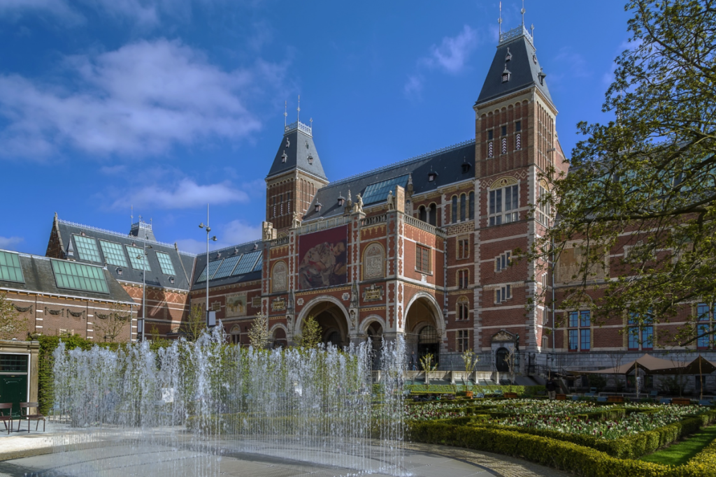 Der symmetrische Innenhof des Rijksmuseums in Amsterdam mit plätschernden Springbrunnen und einer streng gepflegten Hecke.