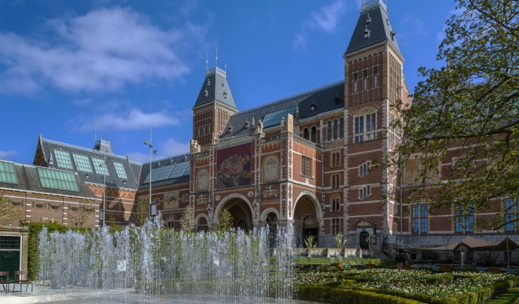Im Jahr 1800 eröffnete das Rijksmuseum mit nur 200 Objekten in Den Haag – 226 Jahre später beherbergt diese Ikone über 1 Million Schätze und zieht jährlich 2,7 Millionen Besucher an