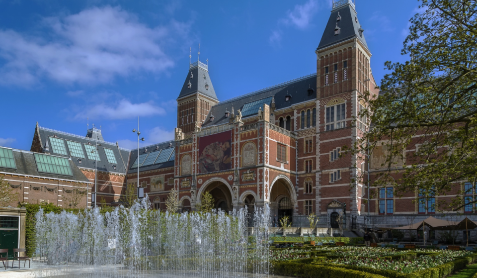 Im Jahr 1800 eröffnete das Rijksmuseum mit nur 200 Objekten in Den Haag – 226 Jahre später beherbergt diese Ikone über 1 Million Schätze und zieht jährlich 2,7 Millionen Besucher an