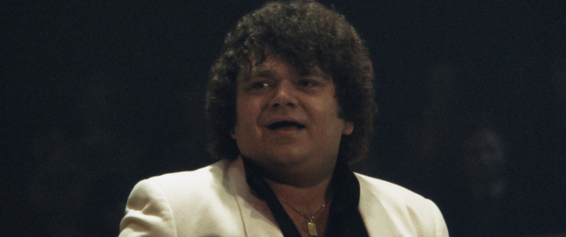 1959 sang der 8-jährige André Hazes auf einer Holzkiste für ein paar Cent auf dem Albert-Cuyp-Markt: 67 Jahre später steht dort eine Bronzestatue zu Ehren von Amsterdams größtem Volkssänger 