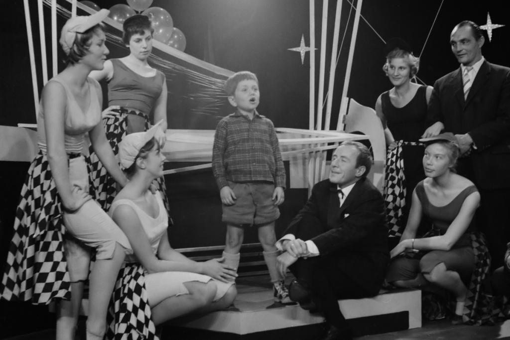 Ein junger André Hazes singt auf der Bühne bei einem Fernsehauftritt mit Willem Duys und Tänzerinnen.