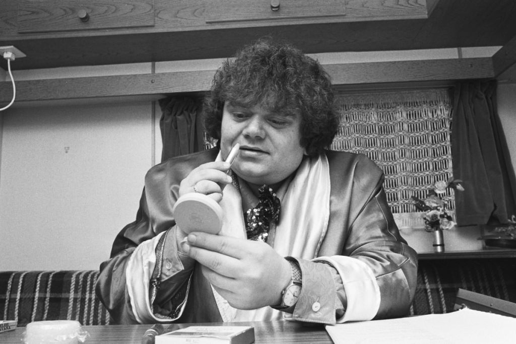 André Hazes schminkt sich hinter den Kulissen beim „Nationaal Show Circus“ vor seinem Spiegel.