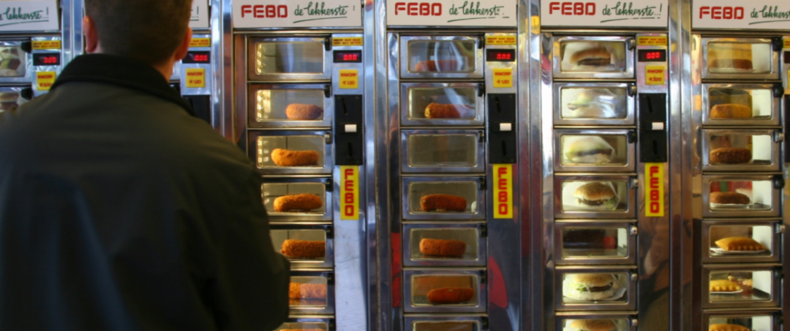 Schon 1941 sorgte FEBO als Bäckerei am Amstelveenseweg für lange Schlangen: 85 Jahre später holen sich Millionen Menschen ihre Kroketten aus der Wand in 68 Filialen