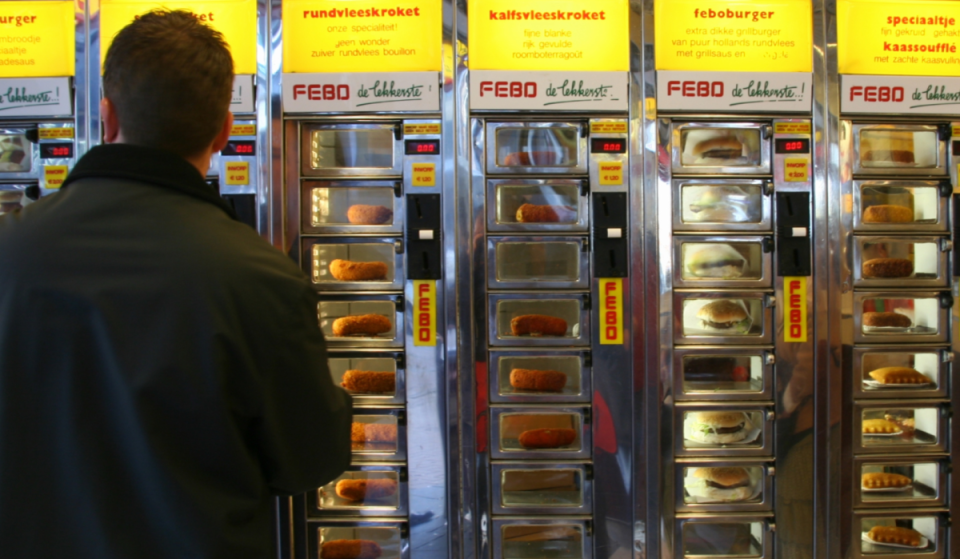 Schon 1941 sorgte FEBO als Bäckerei am Amstelveenseweg für lange Schlangen: 85 Jahre später holen sich Millionen Menschen ihre Kroketten aus der Wand in 68 Filialen