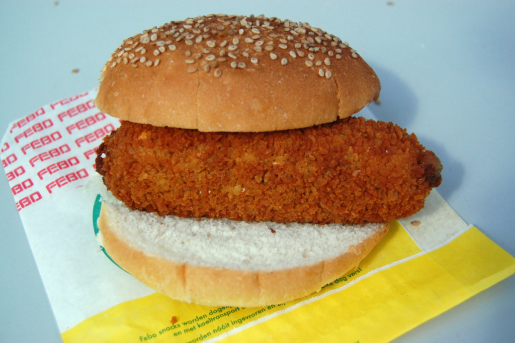 Eine knusprige FEBO-Krokette, serviert auf einem weichen Sesambrötchen.