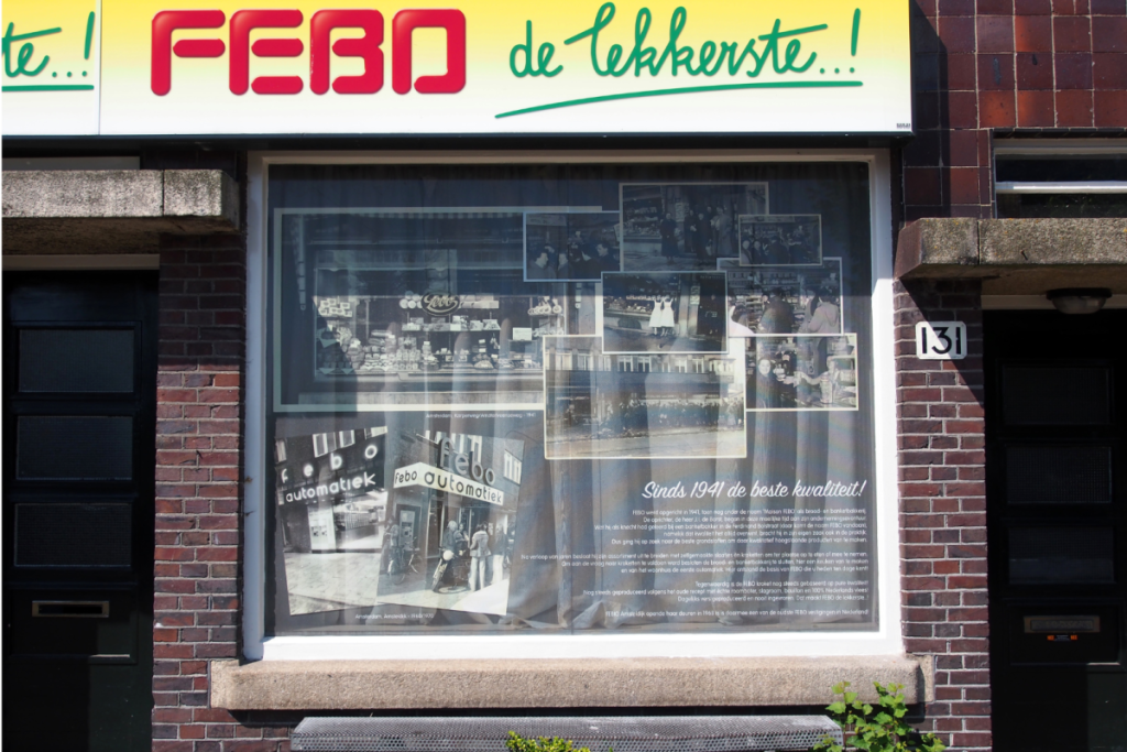 Die Schaufensterscheibe einer FEBO-Filiale mit historischen Fotos und Infos zur Gründung im Jahr 1941.