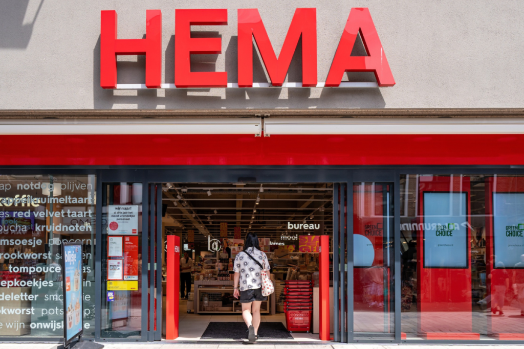 Der moderne Eingang einer HEMA-Filiale mit dem roten Logo an der Fassade.