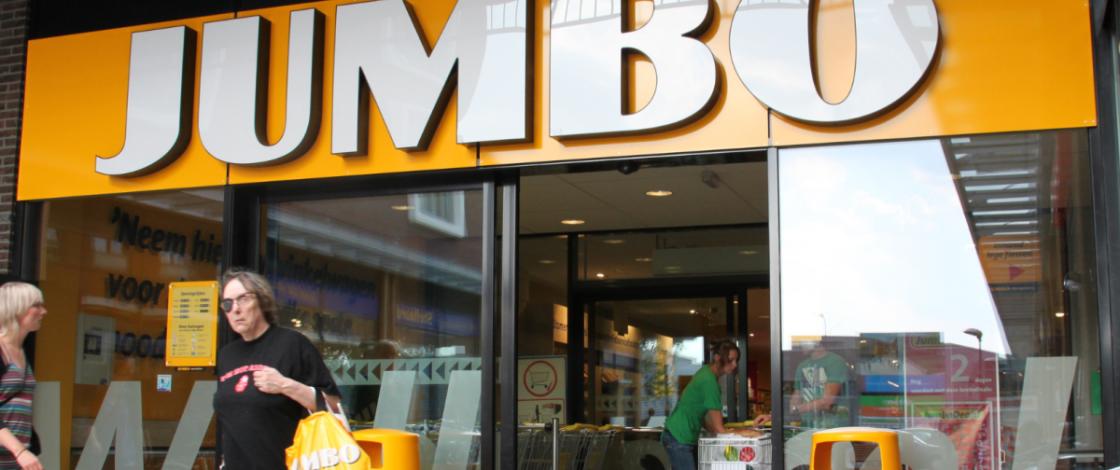 In 1996 begon Jumbo met één filiaal: 30 jaar en twee mega-overnames later telt het merk 700 winkels, 13 Foodmarkten én de allergrootste supermarkt van Nederland (6.000 m²)