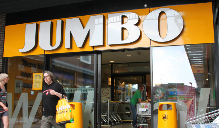 1996 startete Jumbo mit einer einzigen Filiale: 30 Jahre und zwei Mega-Übernahmen später zählt die Marke 700 Filialen, 13 Foodmärkte und den allergrößten Supermarkt der Niederlande (6.000 m²)