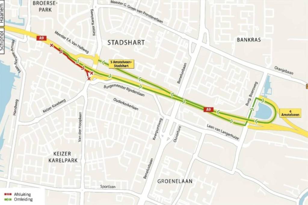 Overzichtskaart met de omleidingsroute (groene pijl) vanaf de A9 via afrit 4 Ouderkerk aan de Amstel en de Burgemeester Boersweg richting Stadshart.