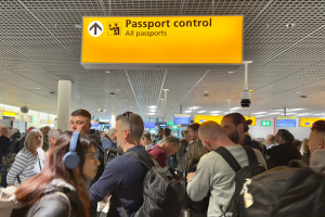 Schiphol-reizigers wachten vaak 45 minuten bij de beveiliging, maar met deze gratis truc omzeil je de complete wachtrij zonder Privium-abonnement