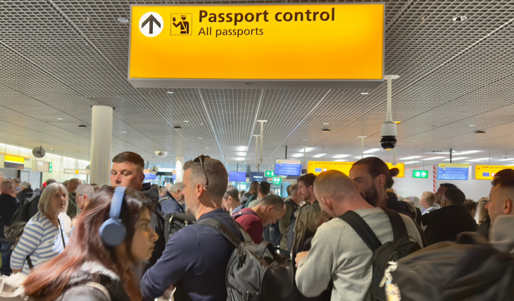 Schiphol-reizigers wachten vaak 45 minuten bij de beveiliging, maar met deze gratis truc omzeil je de complete wachtrij zonder Privium-abonnement