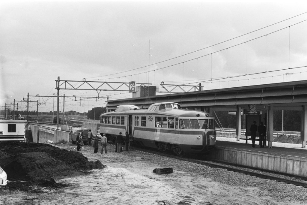 Een historische dieseltrein langs het pas geopende perron van Station Amsterdam Zuid in 1978.