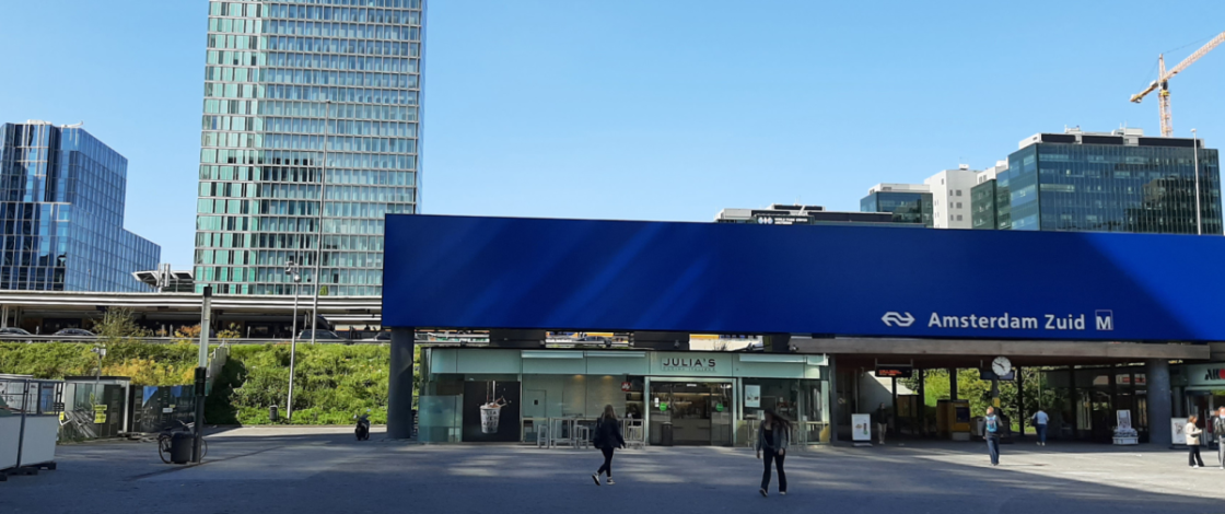 In 1978 opende Station Amsterdam Zuid als eenvoudige halte aan de Schiphollijn: 48 jaar later krijgt het knooppunt een nieuwe hoofdingang voor 200.000 reizigers per dag