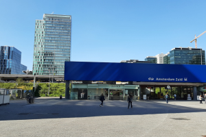 In 1978 opende Station Amsterdam Zuid als eenvoudige halte aan de Schiphollijn: 48 jaar later krijgt het knooppunt een nieuwe hoofdingang voor 200.000 reizigers per dag
