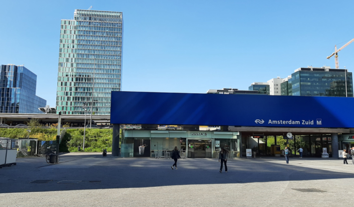 In 1978 opende Station Amsterdam Zuid als eenvoudige halte aan de Schiphollijn: 48 jaar later krijgt het knooppunt een nieuwe hoofdingang voor 200.000 reizigers per dag