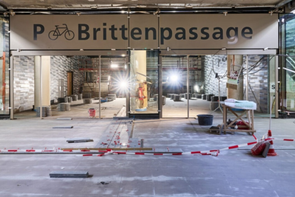 Ingang van de nieuwe inpandige fietsenstalling bij de Brittenpassage op Station Amsterdam Zuid