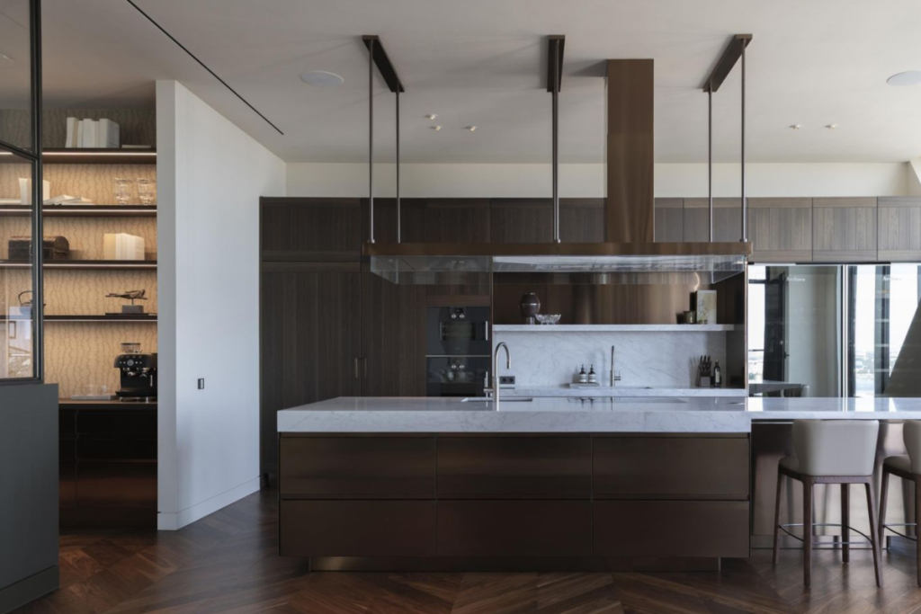 Luxe Arclinea-designkeuken met kookeiland en Gaggenau-apparatuur in het Pontsteiger-penthouse.