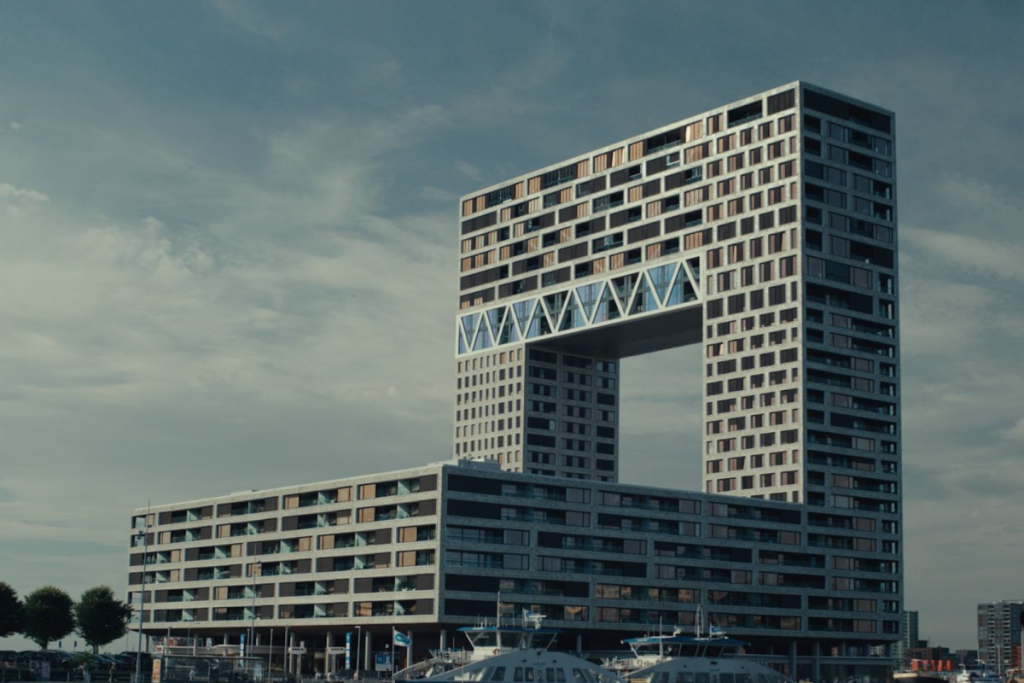 Het iconische Pontsteigergebouw aan het IJ in Amsterdam waar het penthouse van Adriaan Mol zich bevindt.
