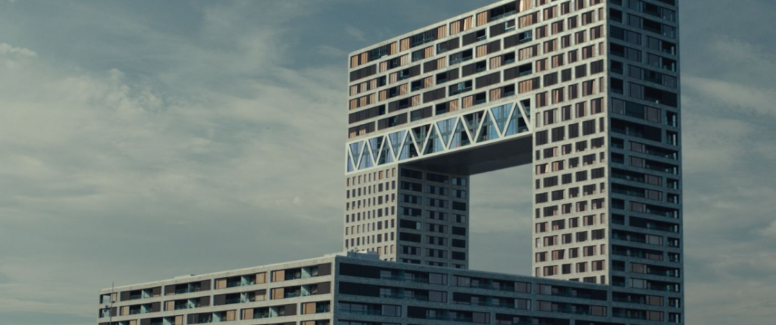In 2018 kocht Mollie-oprichter Adriaan Mol zijn Pontsteiger-penthouse voor €4,2 miljoen: na zeven jaar zonder koper staat het op de markt voor €7,35 miljoen (inclusief Jasper Krabbé-kunst)