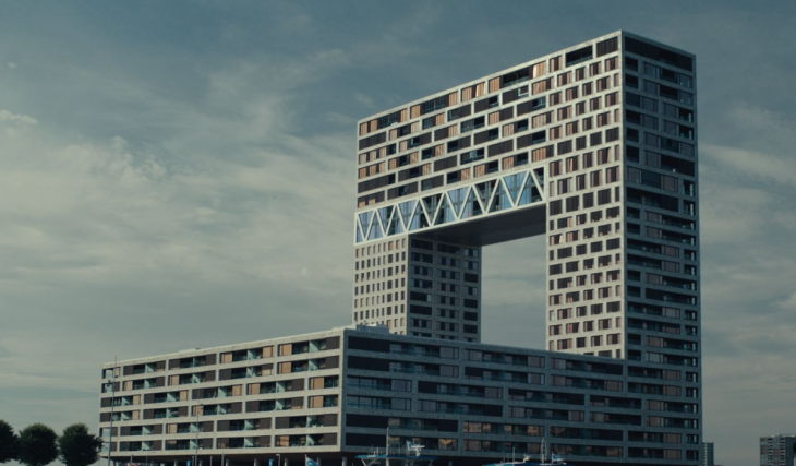 In 2018 kocht Mollie-oprichter Adriaan Mol zijn Pontsteiger-penthouse voor €4,2 miljoen: na zeven jaar zonder koper staat het op de markt voor €7,35 miljoen (inclusief Jasper Krabbé-kunst)
