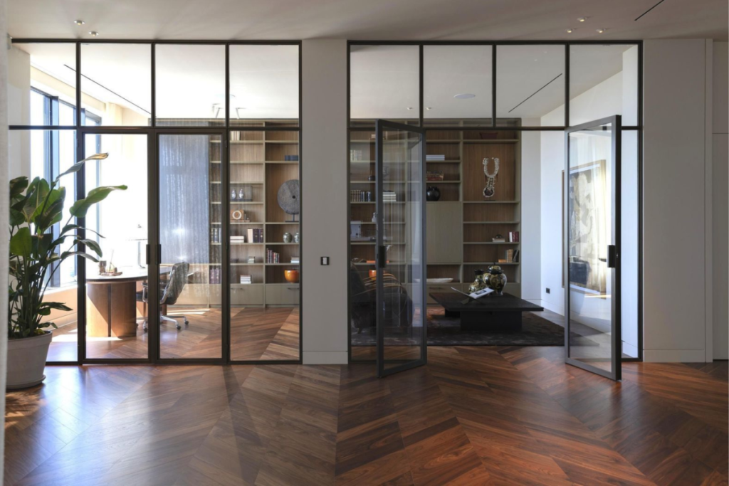 Studeerkamer en bibliotheek achter stalen deuren in het gerenoveerde penthouse in de Pontsteiger.