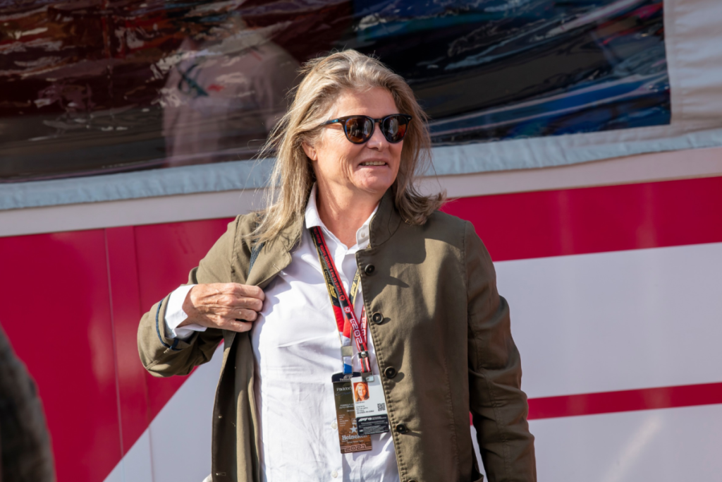 Charlene de Carvalho-Heineken met zonnebril en accreditatiepas bij een Formule 1-race.