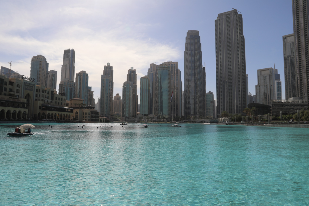 Skyline van Dubai met moderne wolkenkrabbers en uitzicht over het water bij de Burj Khalifa
