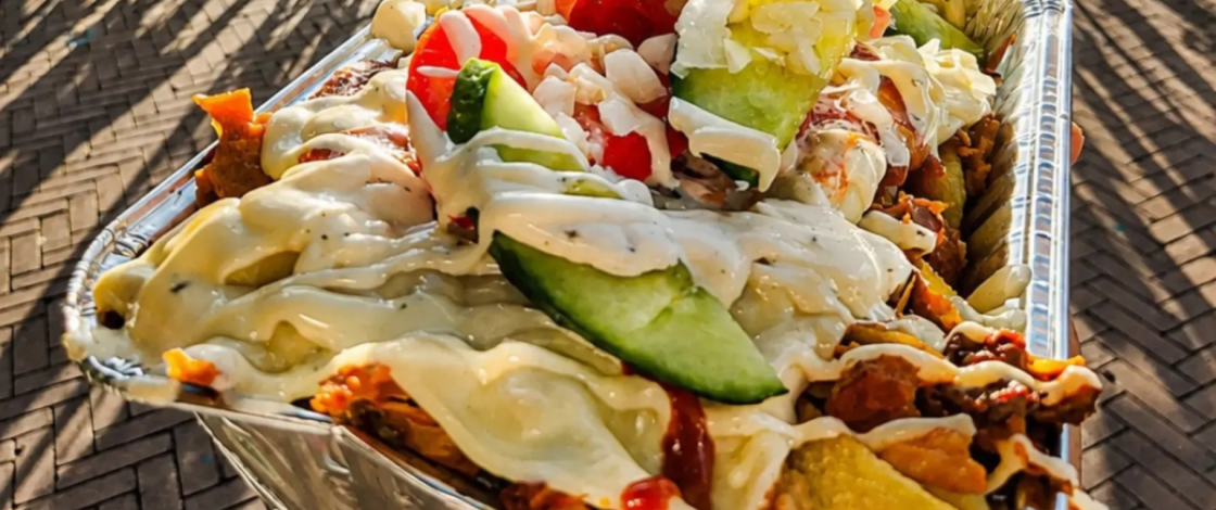 In 2003 liet kapper Nataniël Gomes zijn lunch improviseren bij shoarmazaak El Aviva: ruim twintig jaar later is de kapsalon officieel cultureel erfgoed en niet meer weg te denken uit de snackbar