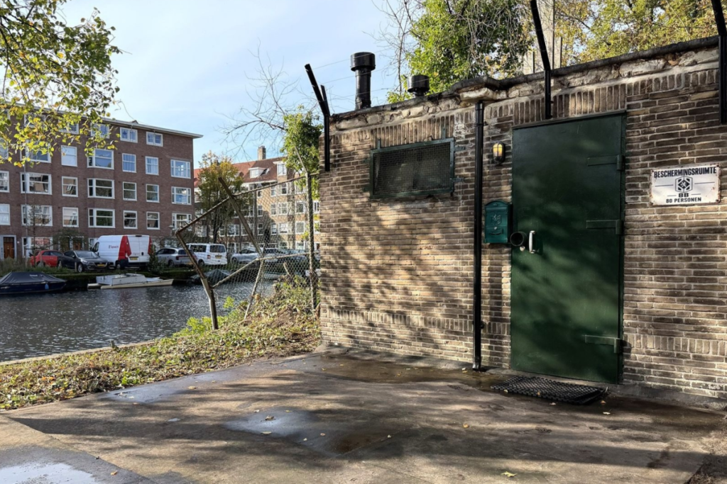 In 1940 verrees in De Baarsjes een rioolgemaal dat in 1960 transformeerde tot atoombunker: na een verkoop voor €15.000 in 2011 en een mislukte vraagprijs van €1,1 miljoen in 2022 staat het pand van 55 m² nu te koop voor €295.000