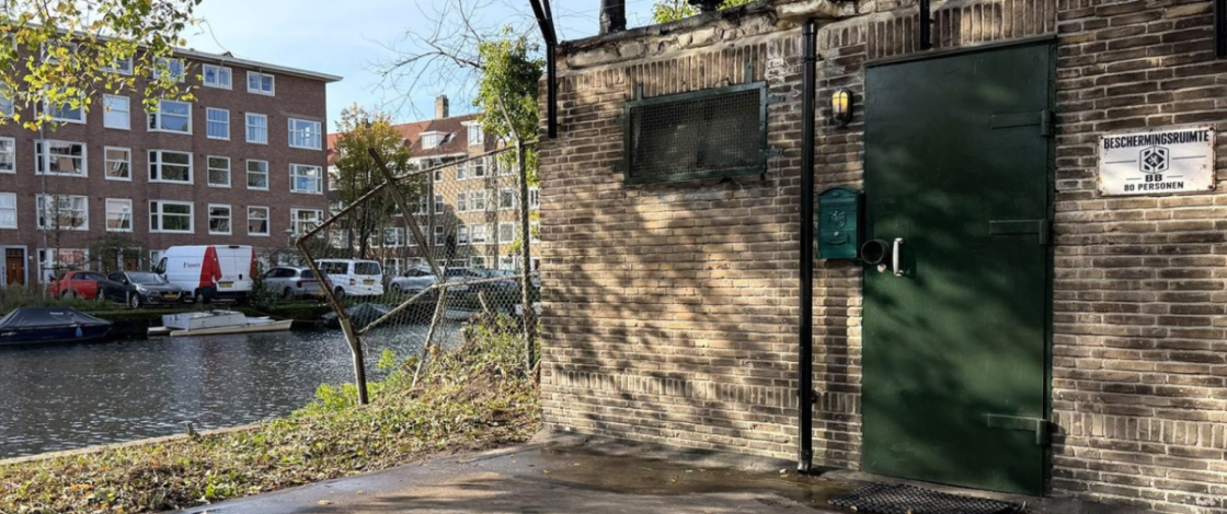 In 1940 verrees in De Baarsjes een rioolgemaal dat in 1960 transformeerde tot atoombunker: na een verkoop voor €15.000 in 2011 en een mislukte vraagprijs van €1,1 miljoen in 2022 staat het pand van 55 m² nu te koop voor €295.000