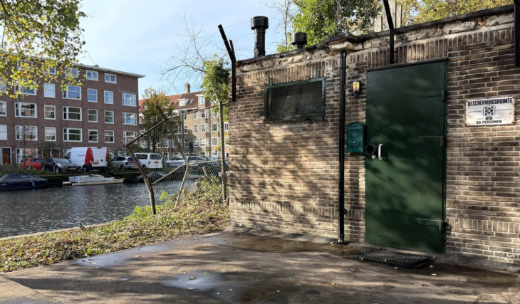 In 1940 verrees in De Baarsjes een rioolgemaal dat in 1960 transformeerde tot atoombunker: na een verkoop voor €15.000 in 2011 en een mislukte vraagprijs van €1,1 miljoen in 2022 staat het pand van 55 m² nu te koop voor €295.000