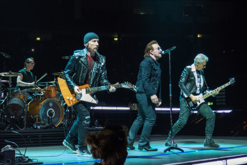 U2 treedt live op tijdens een arenaconcert met Bono, The Edge, Adam Clayton en Larry Mullen Jr.