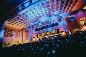 Zin in een weekendje weg? Listen Festival neemt Brussel 24 uur lang over – en met 1 ticket ontdek je alle 15 locaties