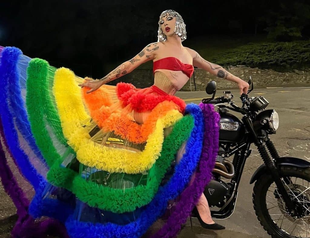 Violet Chachki en moto con un disfraz del Orgullo