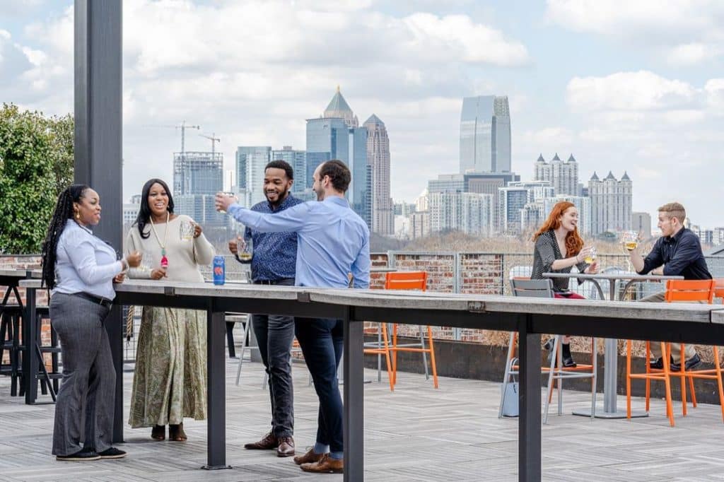 La azotea del Ponce City Market en Atlanta, con vistas al horizonte