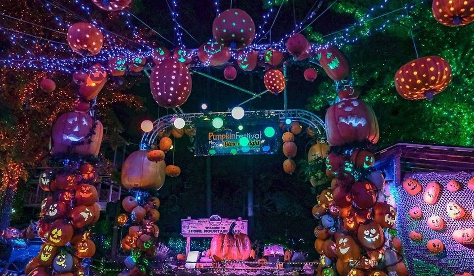 El deslumbrante Festival de la Calabaza del Stone Mountain Park vuelve con el mayor espectáculo de drones y luces de calabazas del mundo, un nuevo laberinto de heno, un concurso de comer tartas y todas tus actividades favoritas con temática de calabazas