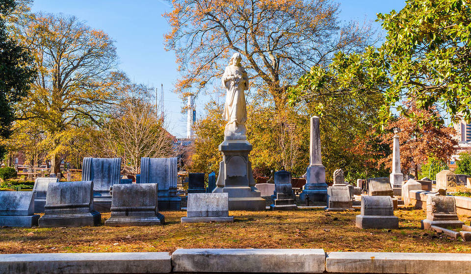 Puedes reservar un espacio en el cementerio de Oakland por primera vez en 145 años – Únete a la historia, incluyendo a famosos residentes de Oakland como Maynard Jackson, Bobby Jones, y más