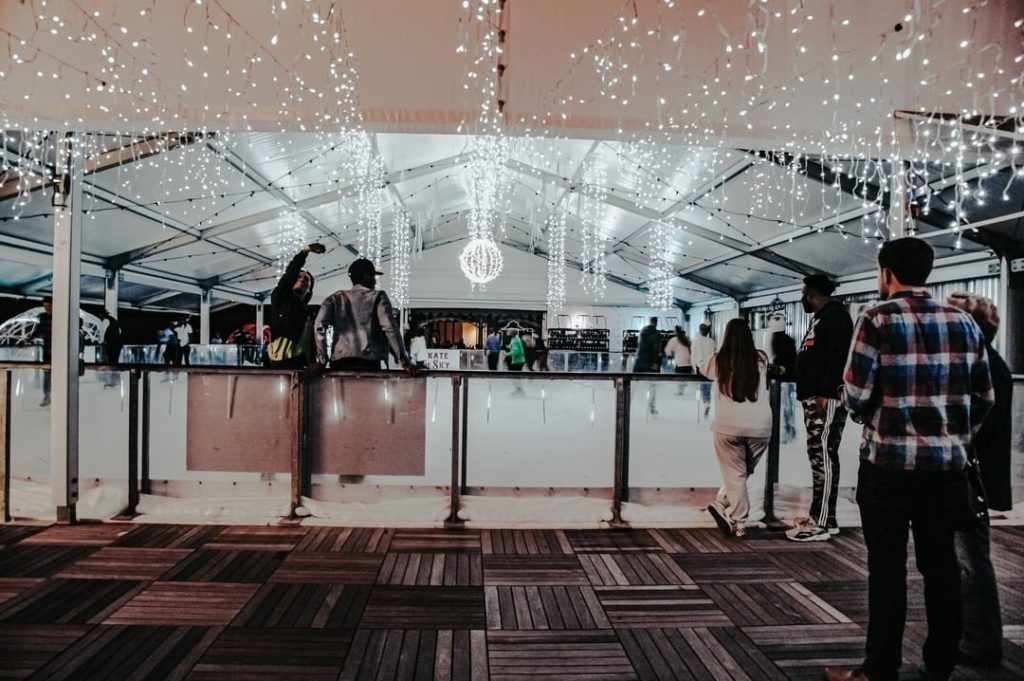 patinaje sobre hielo en la azotea del mercado de ponce city