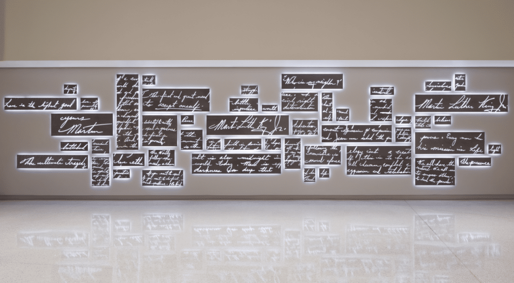 una pared con escritos en el centro histórico